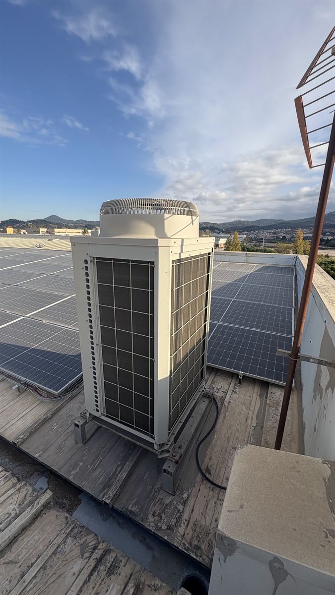 Instalación fotovoltaica sobre la cubierta de una nave industrial