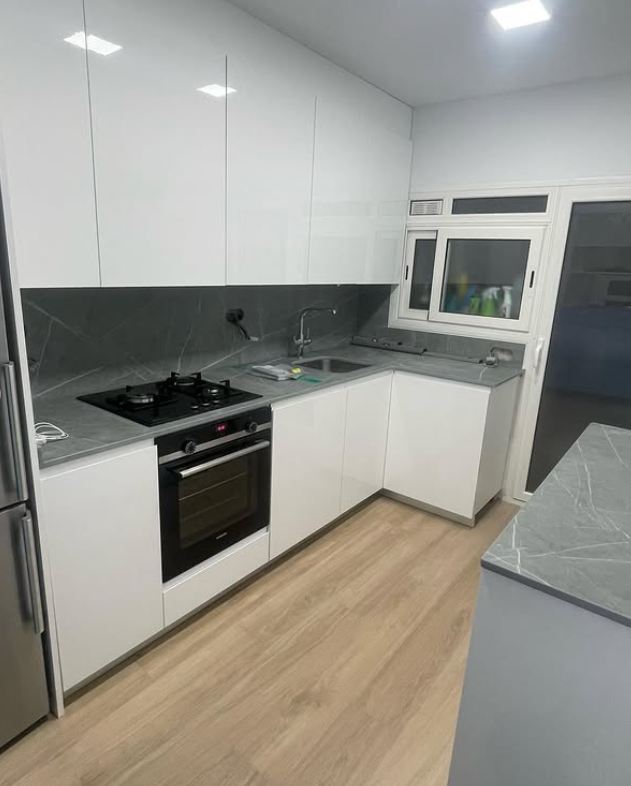 Cocina blanca moderna tras la reforma integral