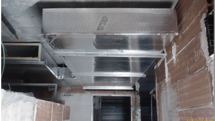 Conductos de climatización instalados en el techo durante una obra
