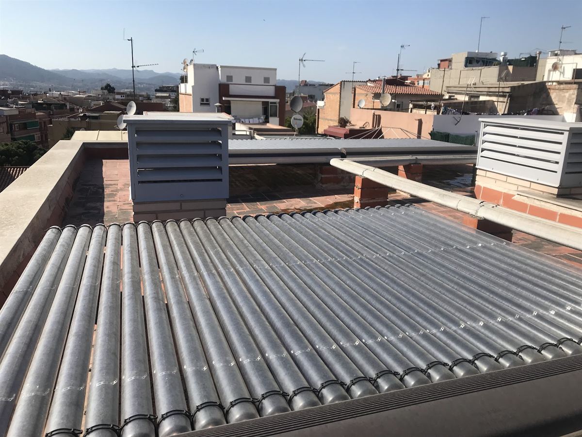 Captadores solares térmicos de tubos de vacío instalados sobre cubierta