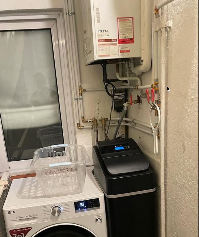 Descalcificador instalado por Ensoclim en una vivienda del Vallès Oriental