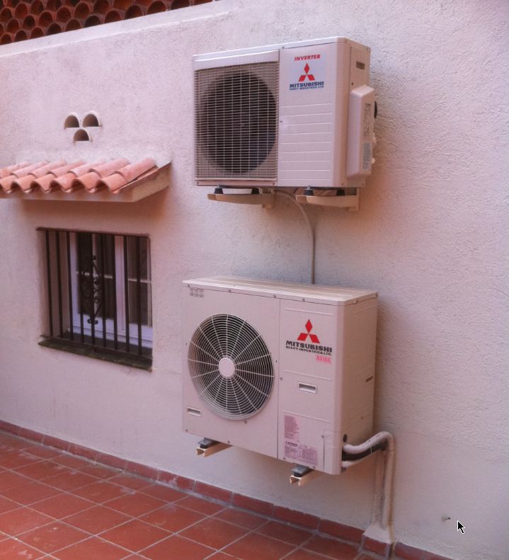 Unidades exteriores multi-split Mitsubishi instaladas en una vivienda