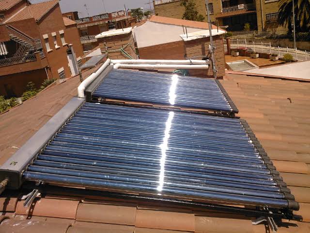 Captadores solares térmicos de tubos de vacío instalados por Ensoclim en la cubierta de una vivienda
