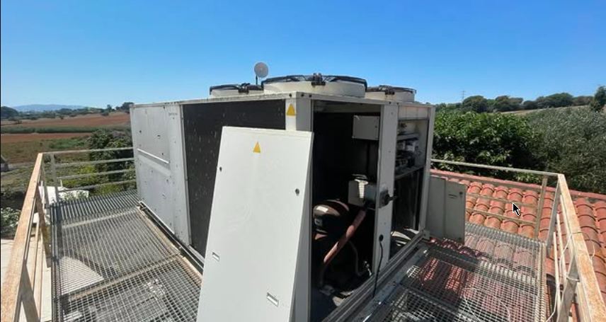 Técnico de Ensoclim reparando una unidad de aire acondicionado