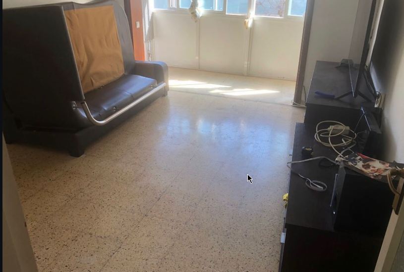 Instalación de pavimento laminado durante una reforma de Ensoclim